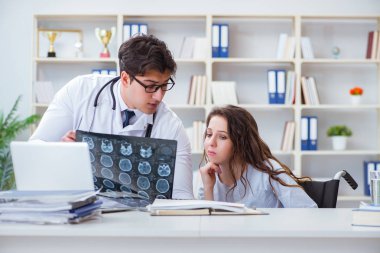 Doktor hastanın röntgen görüntüsü hakkında kötümser hissediyor