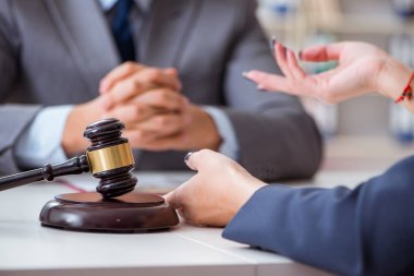 Avukat müvekkil ile hukuk davasını tartışıyor