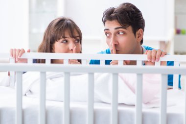 Bebek karyolasında mutlu bir aile