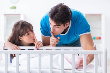 Bebek karyolasında mutlu bir aile