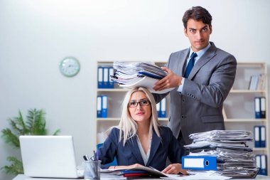 Patron sekreterine ek iş getiriyor.