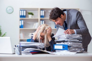 Kızgın patron sekreterine bağırıyor ve bağırıyor.