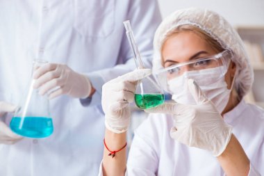 Klinikte çalışan genç bir kimyager kadın.