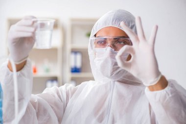 Laboratuvar asistanı su kalitesini test ediyor