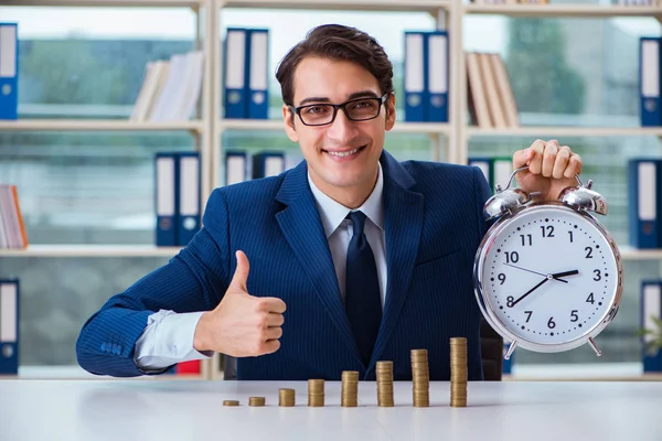 Empresario con pilas de monedas en la oficina —  Fotos de Stock