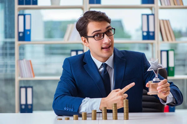 Empresario con pilas de monedas en la oficina — Foto de Stock