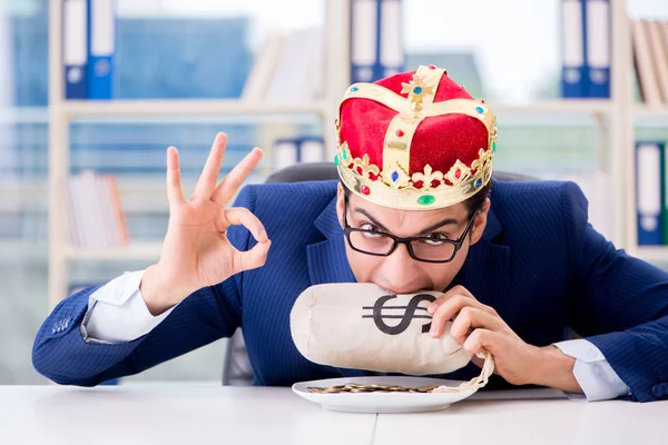 King affärsman med pengar säck i ämbetet — Stockfoto