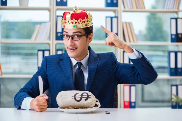 Король бізнесмен з грошовим мішком в офісі — стокове фото