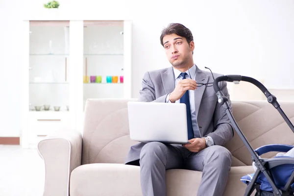 Empresário cuidando do bebê recém-nascido em casa e teletrabalho — Fotografia de Stock