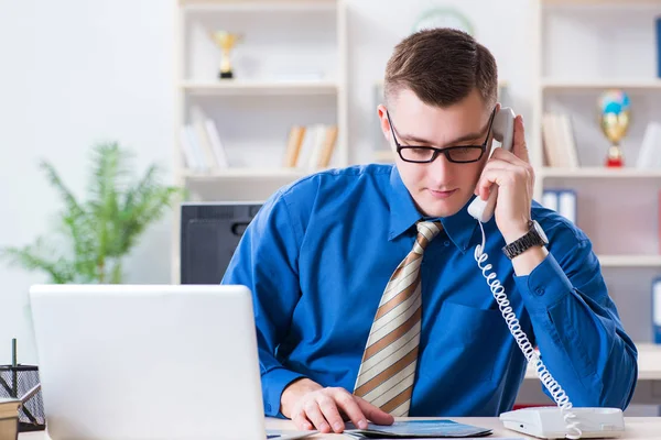 Affärsman anställd talar på kontoret telefon — Stockfoto