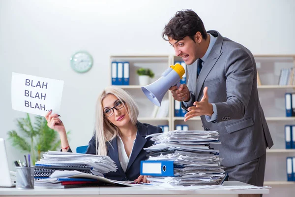 Chefe irritado gritando com seu secretário assistente — Fotografia de Stock