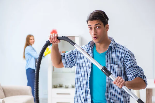 Młoda rodzina sprząta dom — Zdjęcie stockowe