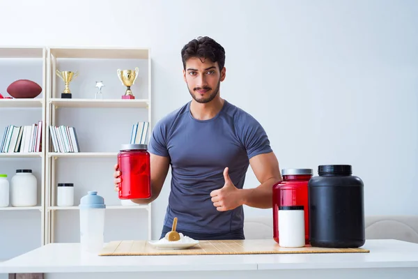 Atleet proeverij nieuwe proteïne supplementen voor betere spieren — Stockfoto