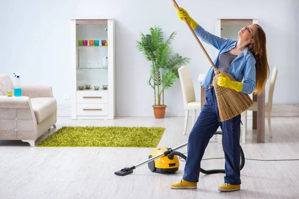 Mujer joven limpiando piso en casa haciendo tareas —  Fotos de Stock