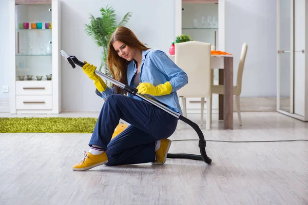 Giovane donna pulizia pavimento a casa facendo faccende domestiche — Foto Stock