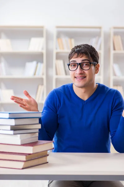 Estudiante masculino preparándose para exámenes en la biblioteca universitaria — Foto de Stock