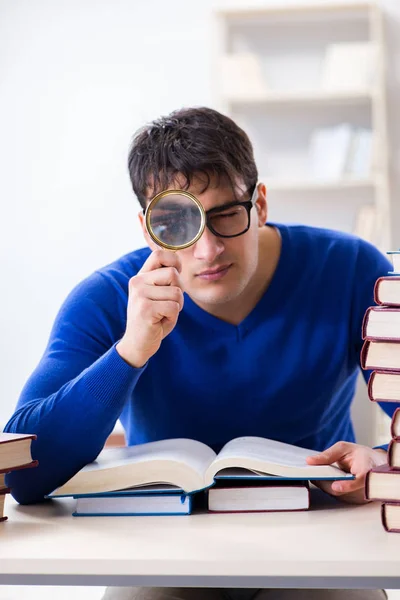 Estudante do sexo masculino se preparando para exames na biblioteca da faculdade — Fotografia de Stock