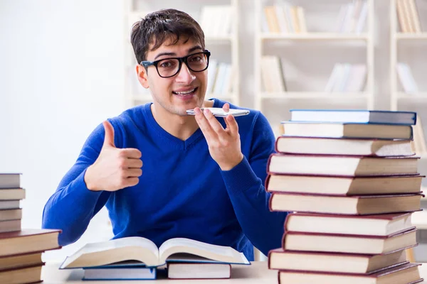 Estudante do sexo masculino se preparando para exames na biblioteca da faculdade — Fotografia de Stock