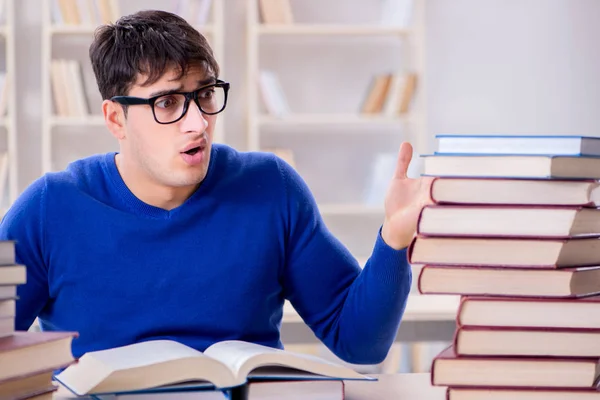 Manlig student förbereder sig för tentor i universitetsbiblioteket — Stockfoto