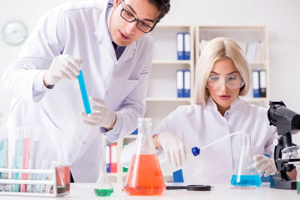 Twee chemici in gesprek in het lab — Stockfoto