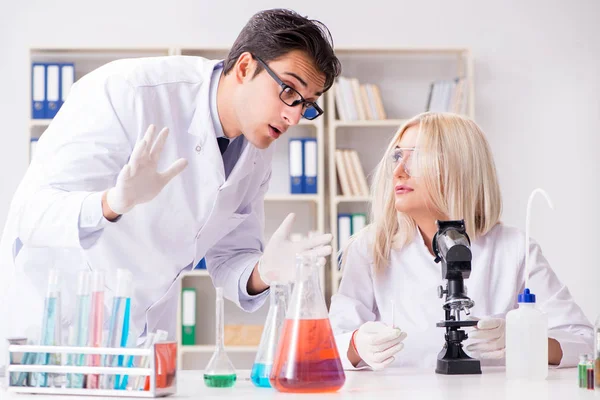 Dois químicos discutindo em laboratório — Fotografia de Stock