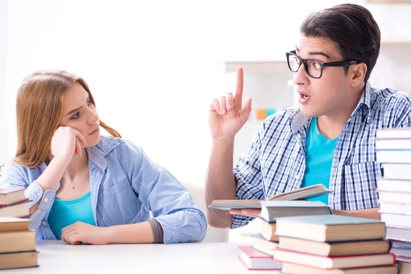 Paire d'étudiants qui étudient pour des examens universitaires — Photo