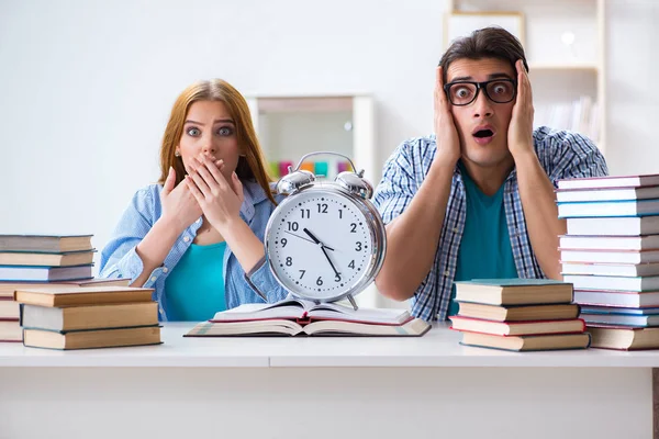 Due studenti hanno esaurito il tempo per prepararsi agli esami — Foto Stock