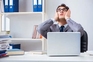 İşadamı işkolik evrak işleriyle boğuşuyor