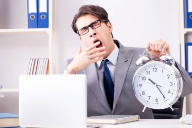 Acil ve son teslim tarihi konseptinde alarm veren bir işadamı. 