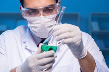 Kimya asistanı kimya laboratuvarında çalışıyor.