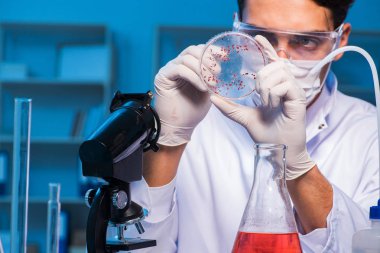 Doktor geceleri laboratuvarda yeni bir virüs araştırıyor.