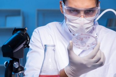 Doktor geceleri laboratuvarda yeni bir virüs araştırıyor.