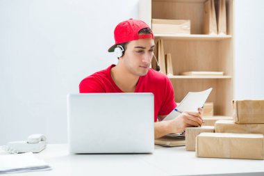 Postanedeki paket dağıtım merkezinde çağrı merkezi çalışanı.