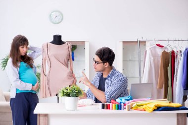 Hamile kadın yeni kıyafet için terziye gidiyor.