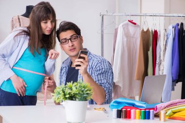 Hamile kadın yeni kıyafet için terziye gidiyor.