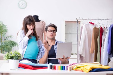 Hamile kadın yeni kıyafet için terziye gidiyor.