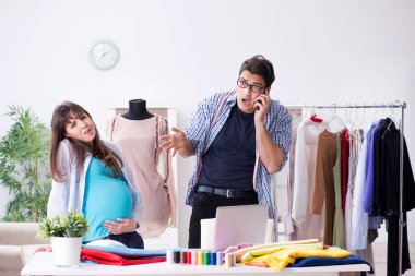 Hamile kadın yeni kıyafet için terziye gidiyor.