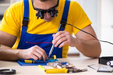 Bilgisayar tamir teknisyeni donanımı tamir ediyor