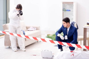 Adli tıp dedektifi suç mahallinde.