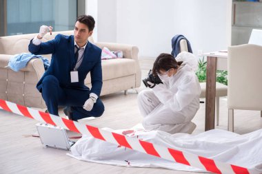 Adli tıp dedektifi suç mahallinde.