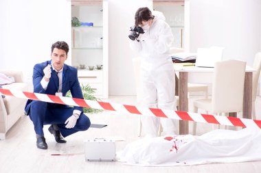 Adli tıp dedektifi suç mahallinde.