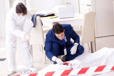 Adli tıp dedektifi suç mahallinde.