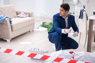 Adli tıp dedektifi suç mahallinde.