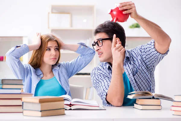 Dois estudantes verificando economias para pagar pela educação — Fotografia de Stock