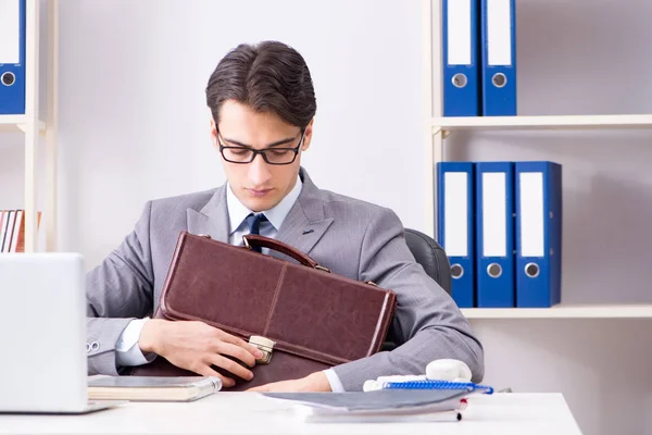 Junge hübsche Geschäftsfrau arbeitet im Büro am Schreibtisch — Stockfoto