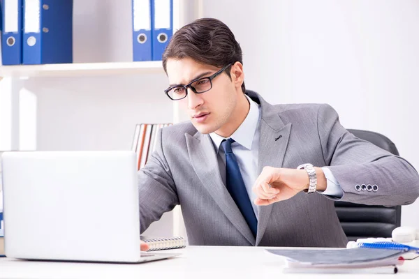 Jovem e bonito empresário empregado trabalhando no escritório na mesa — Fotografia de Stock