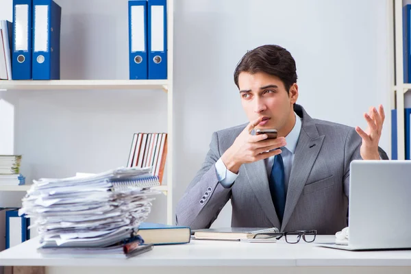 Mitarbeiter eines Geschäftsmannes telefoniert im Büro — Stockfoto