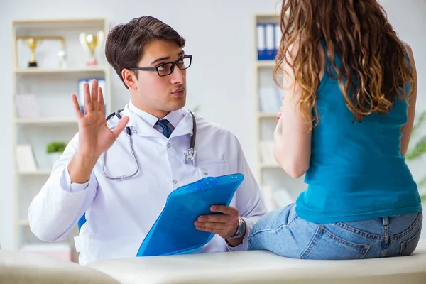 Patient visiting doctor for annual regular check-up in hospital — Stock Photo, Image
