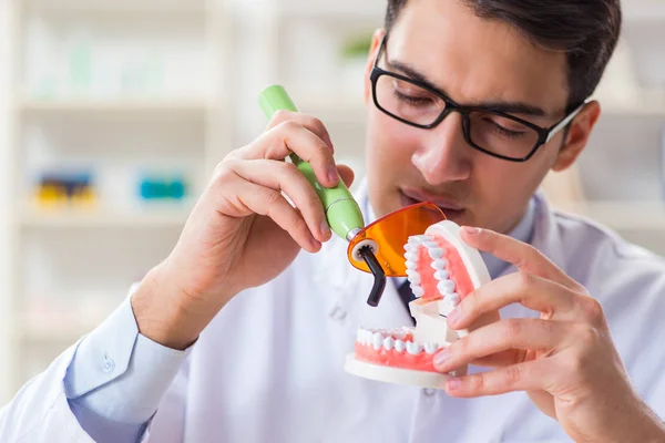 Giovane dentista che lavora nell'ospedale di odontoiatria — Foto Stock