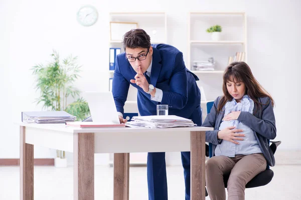Έγκυος γυναίκα παλεύει στο γραφείο και να πάρει συνάδελφο ο ίδιος — Φωτογραφία Αρχείου